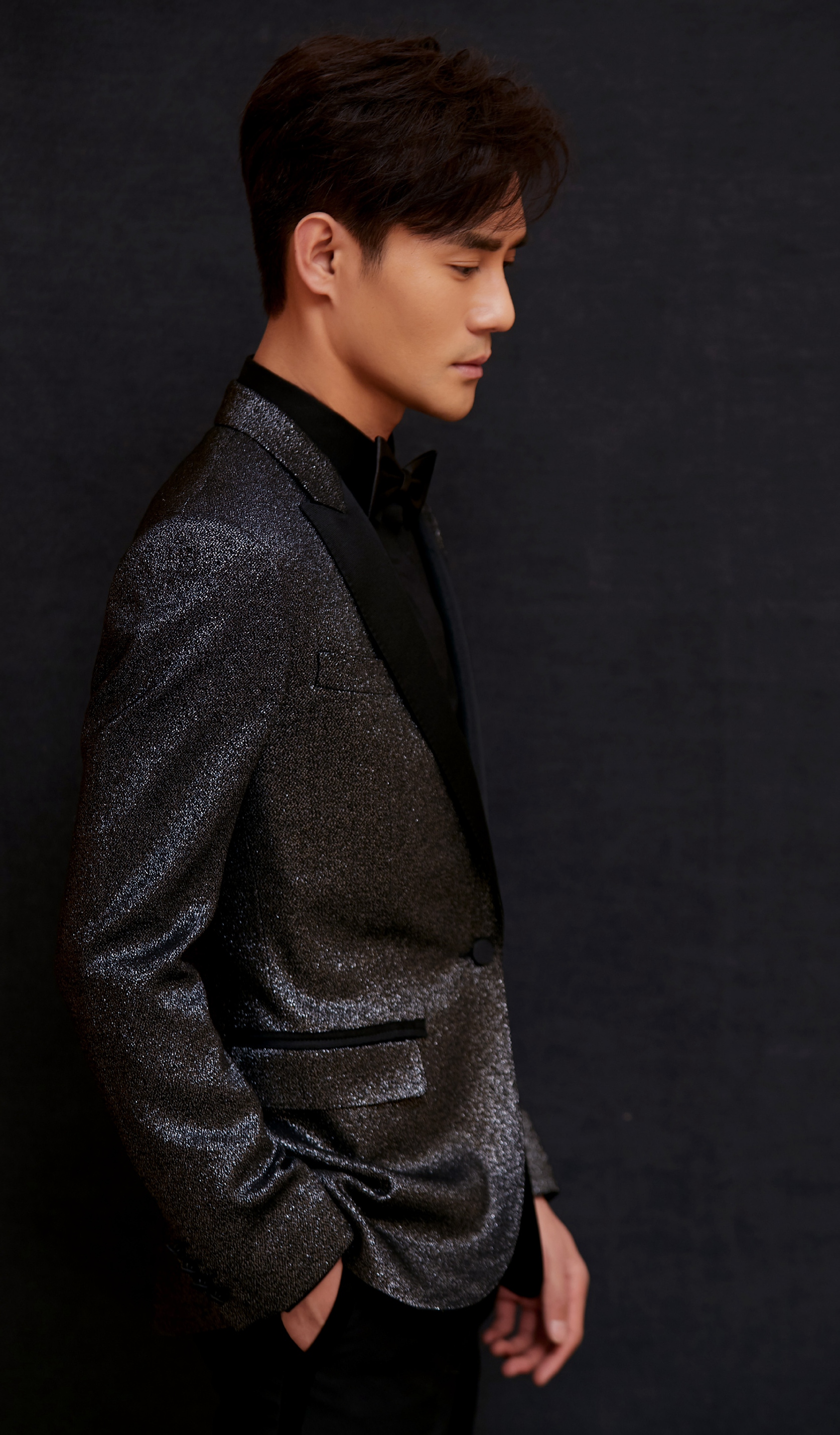 王凯身穿银色礼服出席微博之夜,完美诠释低调奢华!