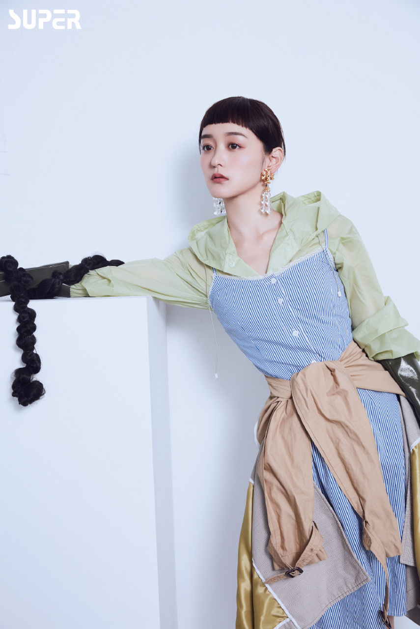 何泓姗 x super 世界青年内页大片,光影碰撞中定格别样的魅力,长辫
