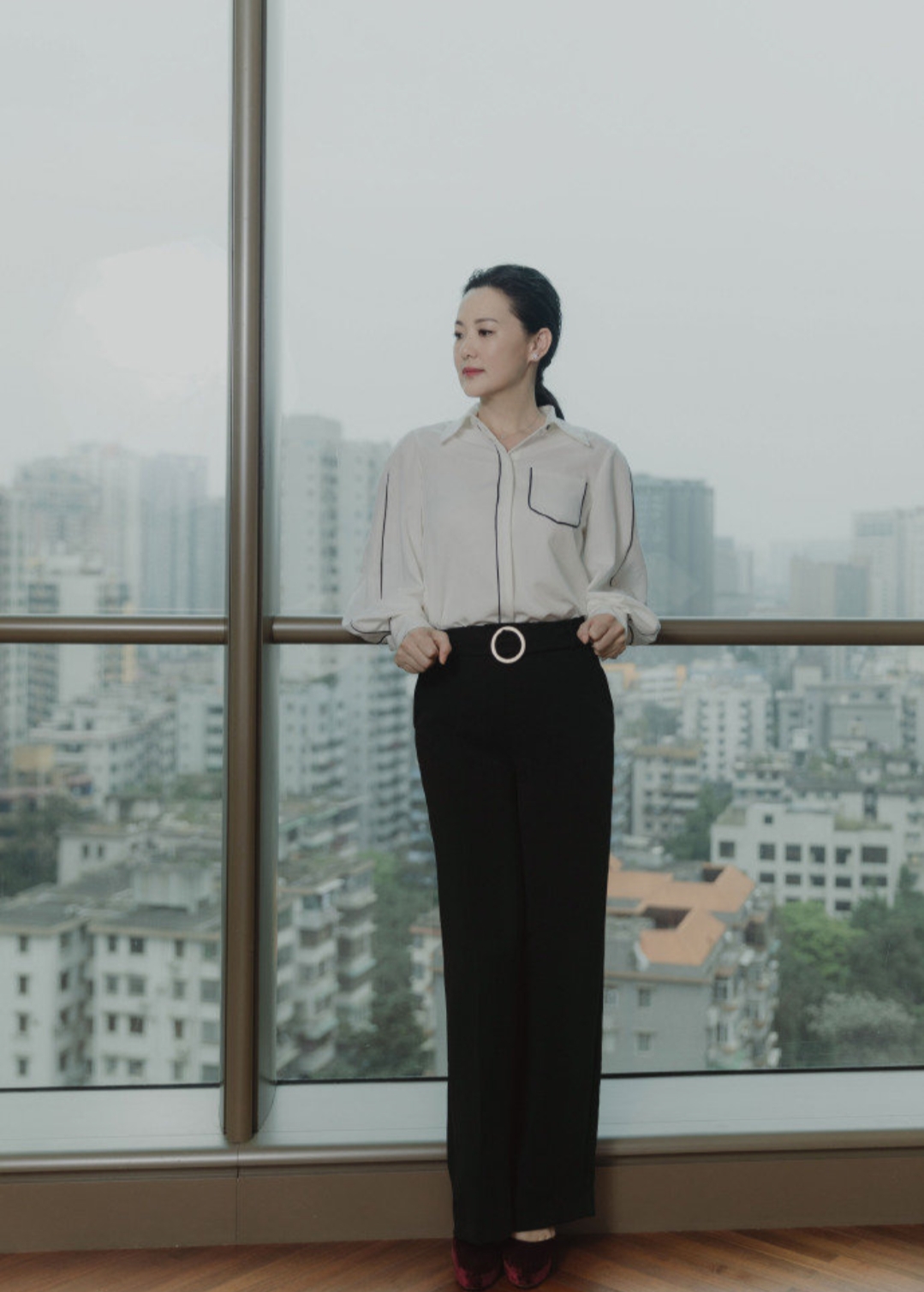 她是《小欢喜》中温柔体贴的刘静阿姨,49岁荣获影后,气质太出众