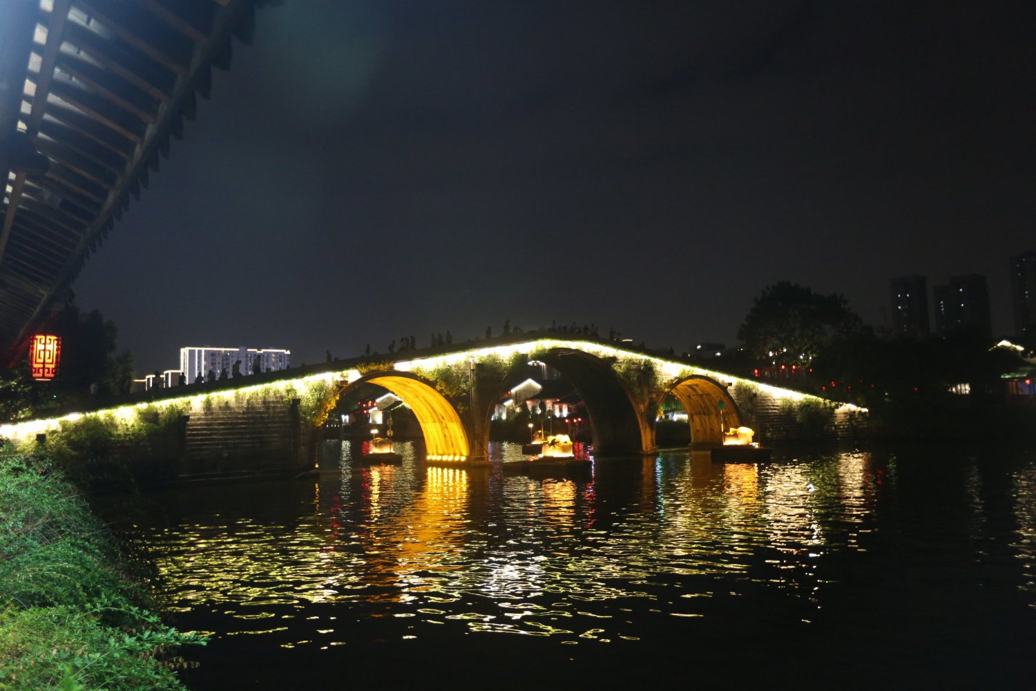 杭州:京杭大运河拱宸桥流光溢彩夜色美