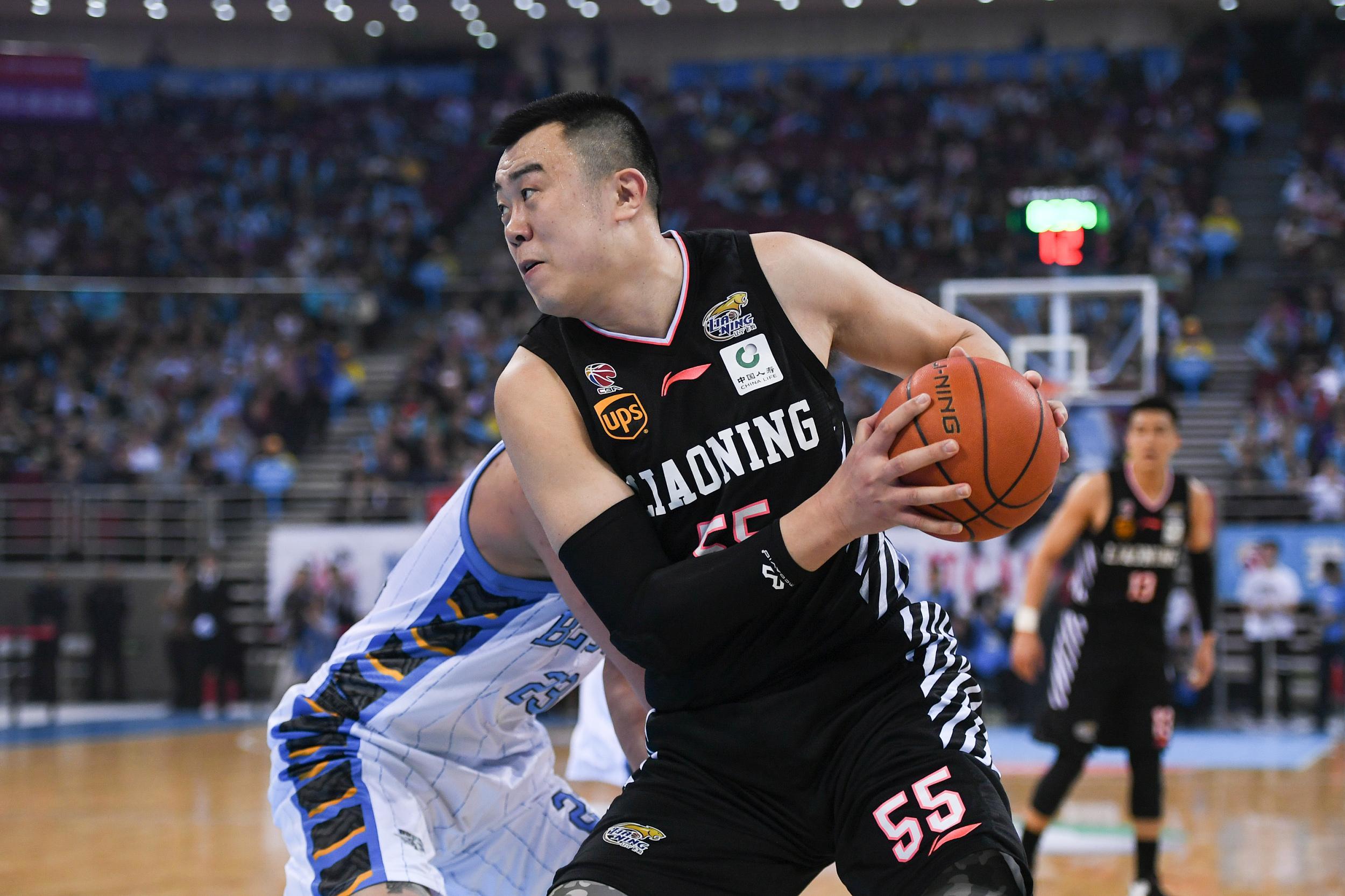 在巴斯恶意犯规之前是韩德君在内线防守时对于对方球员犯规凶狠直接打