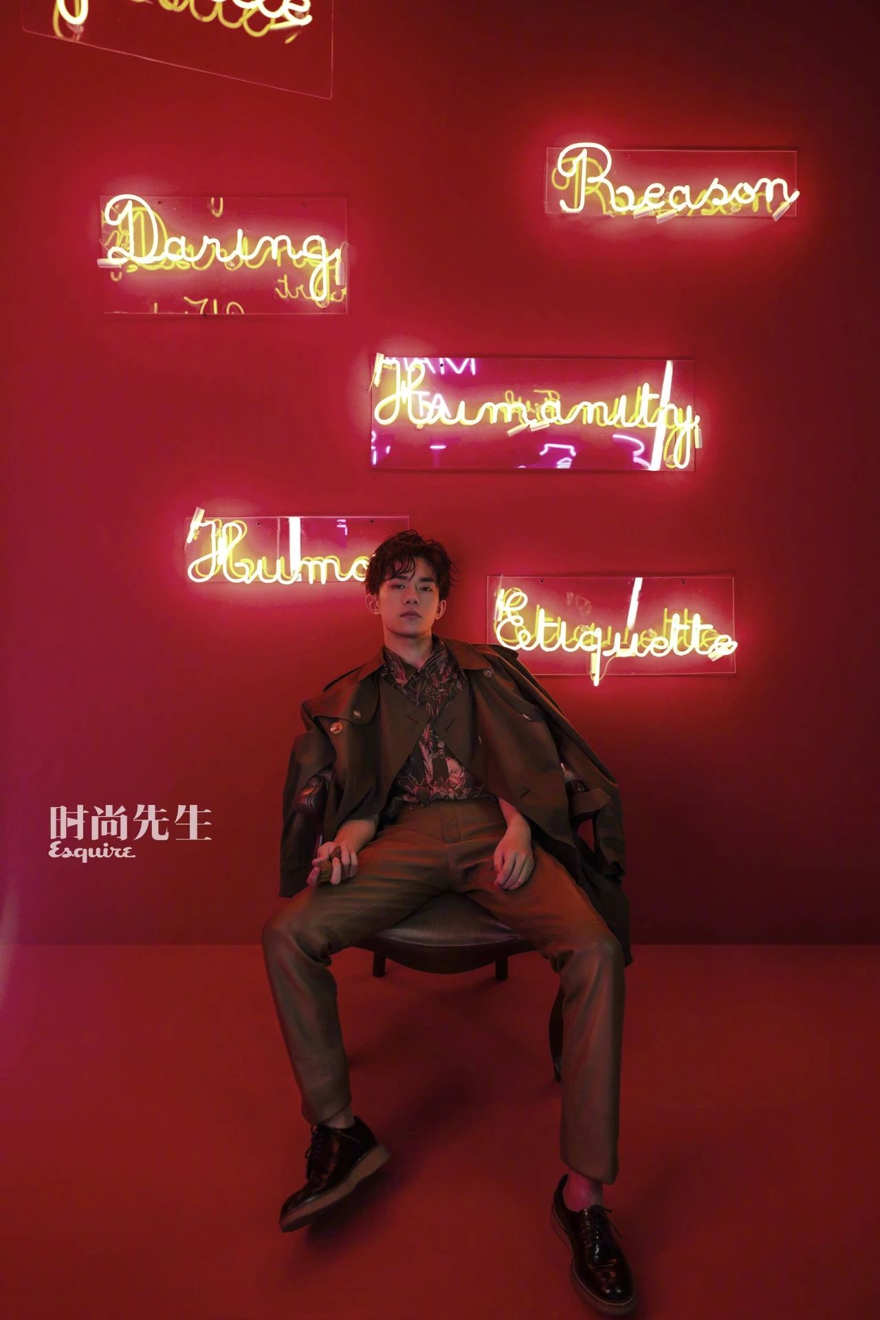 易烊千玺拍时尚杂志,造型太成熟,网友:拍出30岁的感觉!