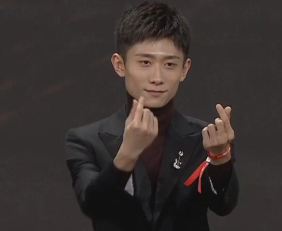 2017微博之夜!tfboys合体模仿张一山比心动作,而易烊千玺害羞了!