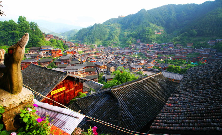 贵州西江千户苗寨:初夏,有阳光时的风景