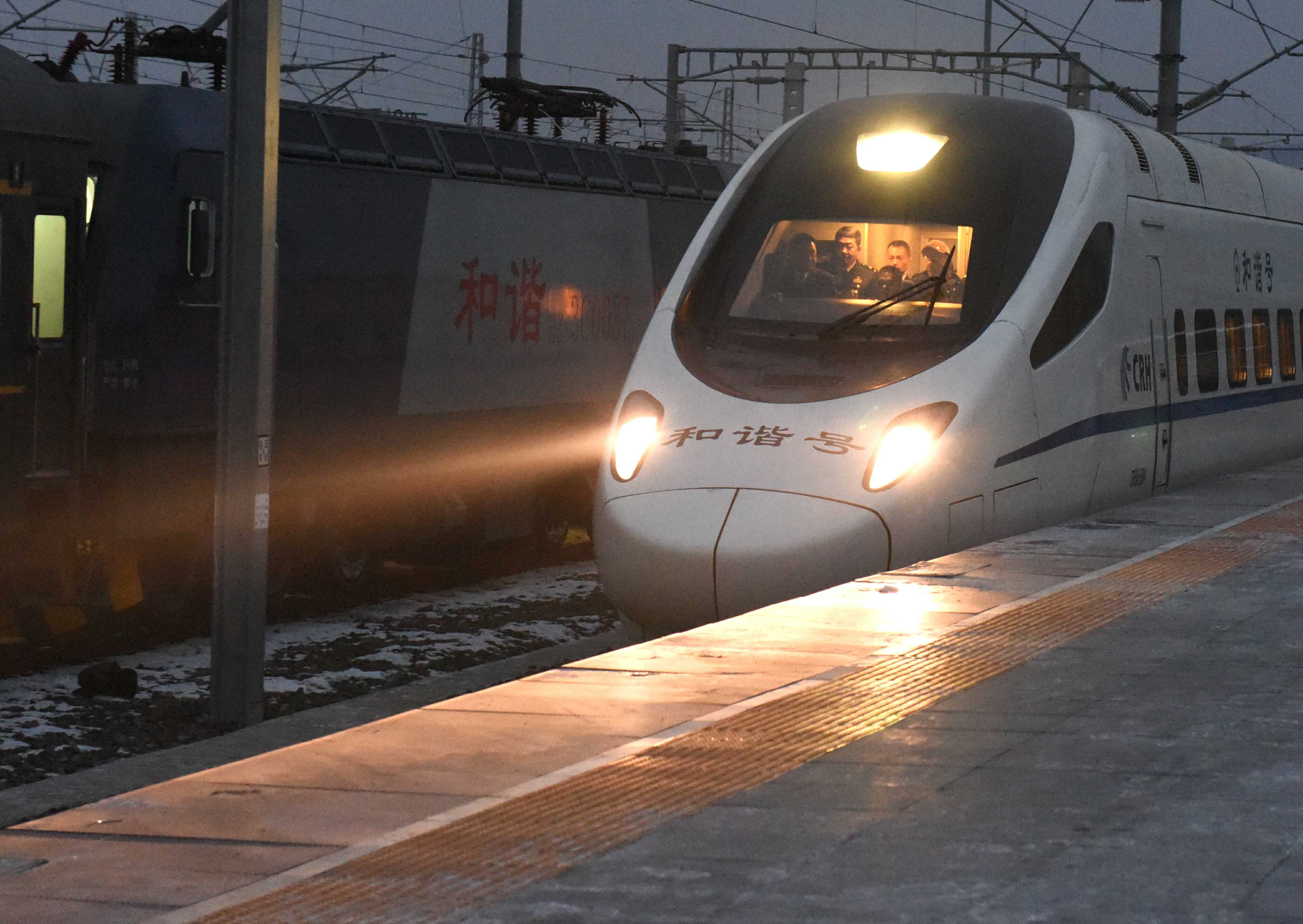 首列载客动车驶入绥芬河的影像记录