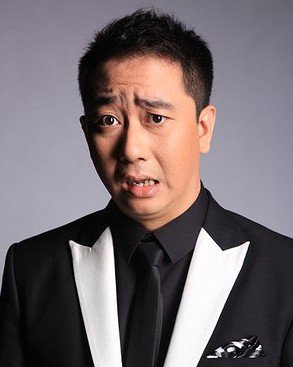 著名主持人王自健惨遭家暴多年,被迫离婚人财两空暴瘦患抑郁症