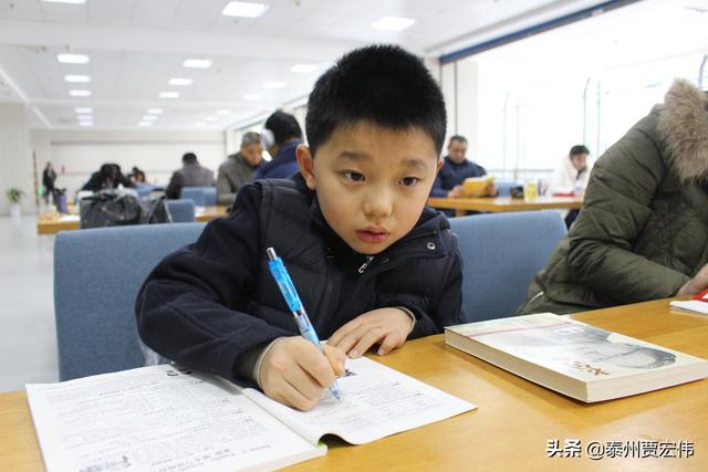 泰州:学生图书馆里写作业 感受静谧书香气息