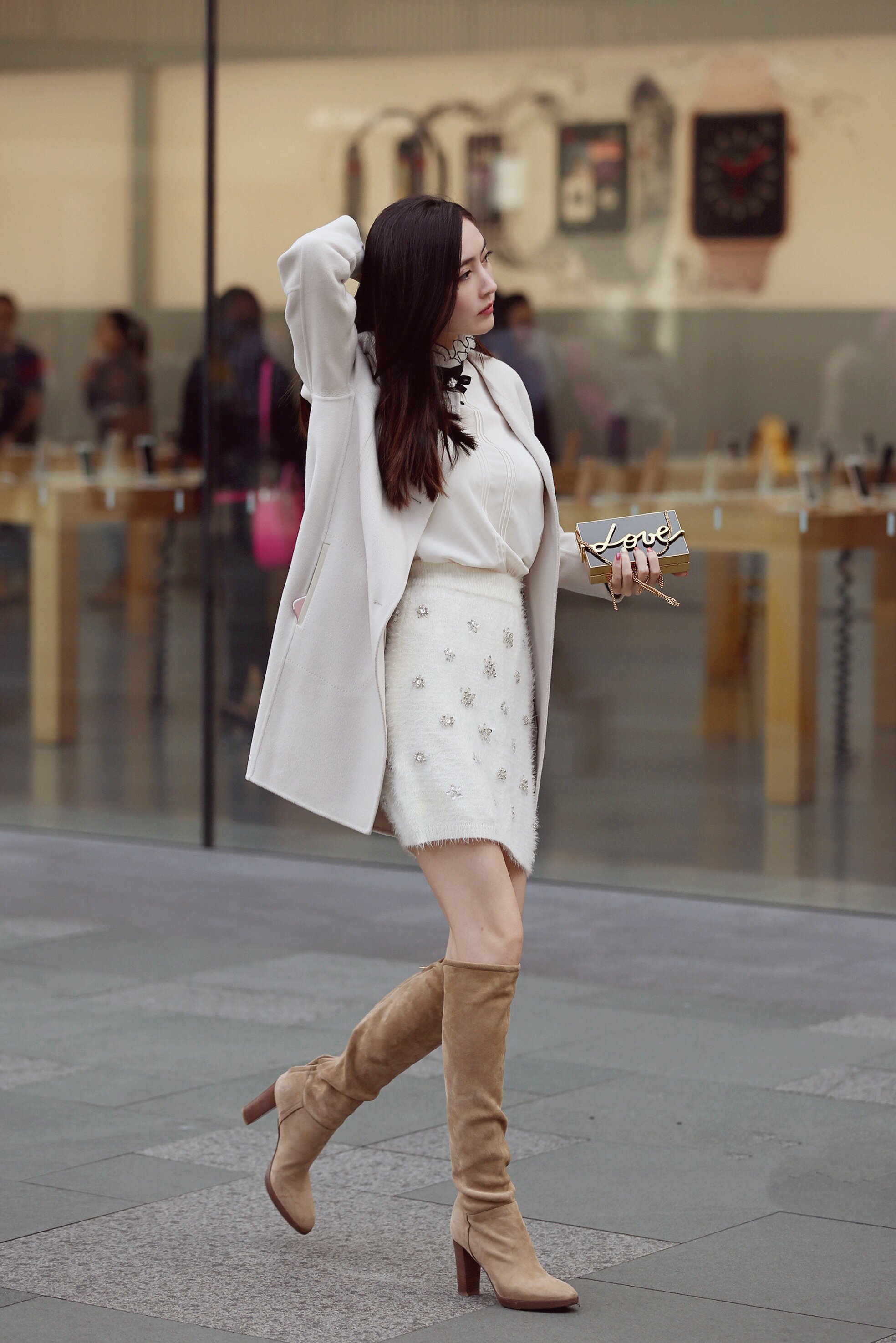 街拍:打扮清凉的时尚达人们,吊带露背装是对高温的态度