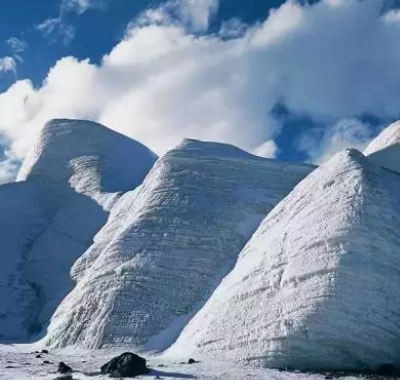 各拉丹冬雪山:冰川融化后的山谷触目惊心