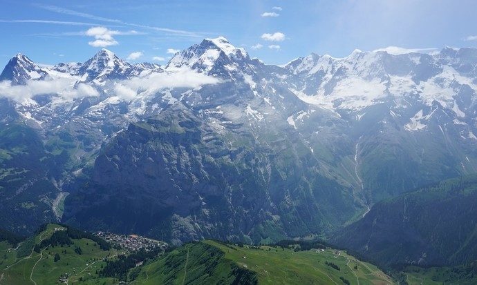 雪朗峰海拔为2970米,是瑞士中部伯恩阿尔卑斯山中的一座山峰!