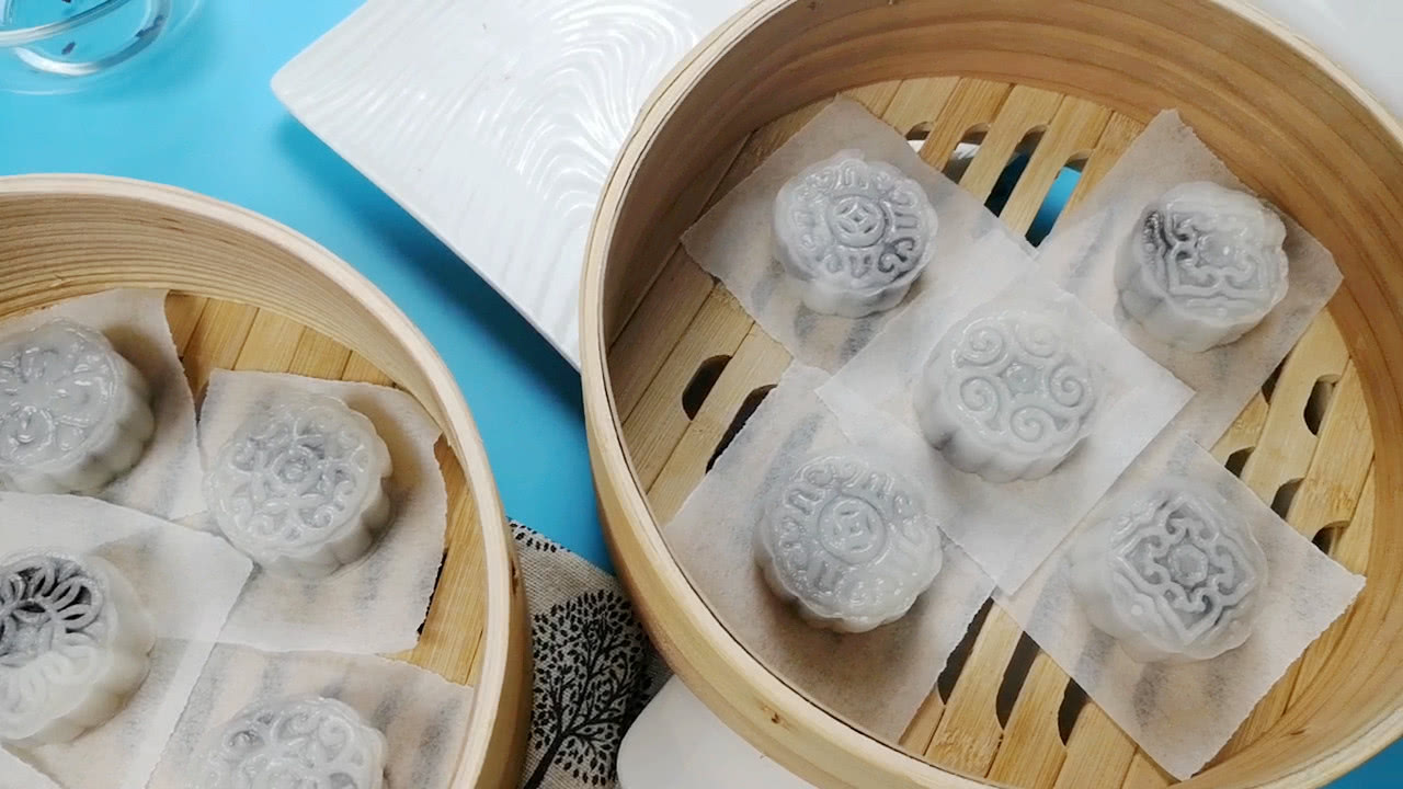 广东早茶点心水晶饼,晶莹剔透的饼皮,透着的内馅颜色带来好心情