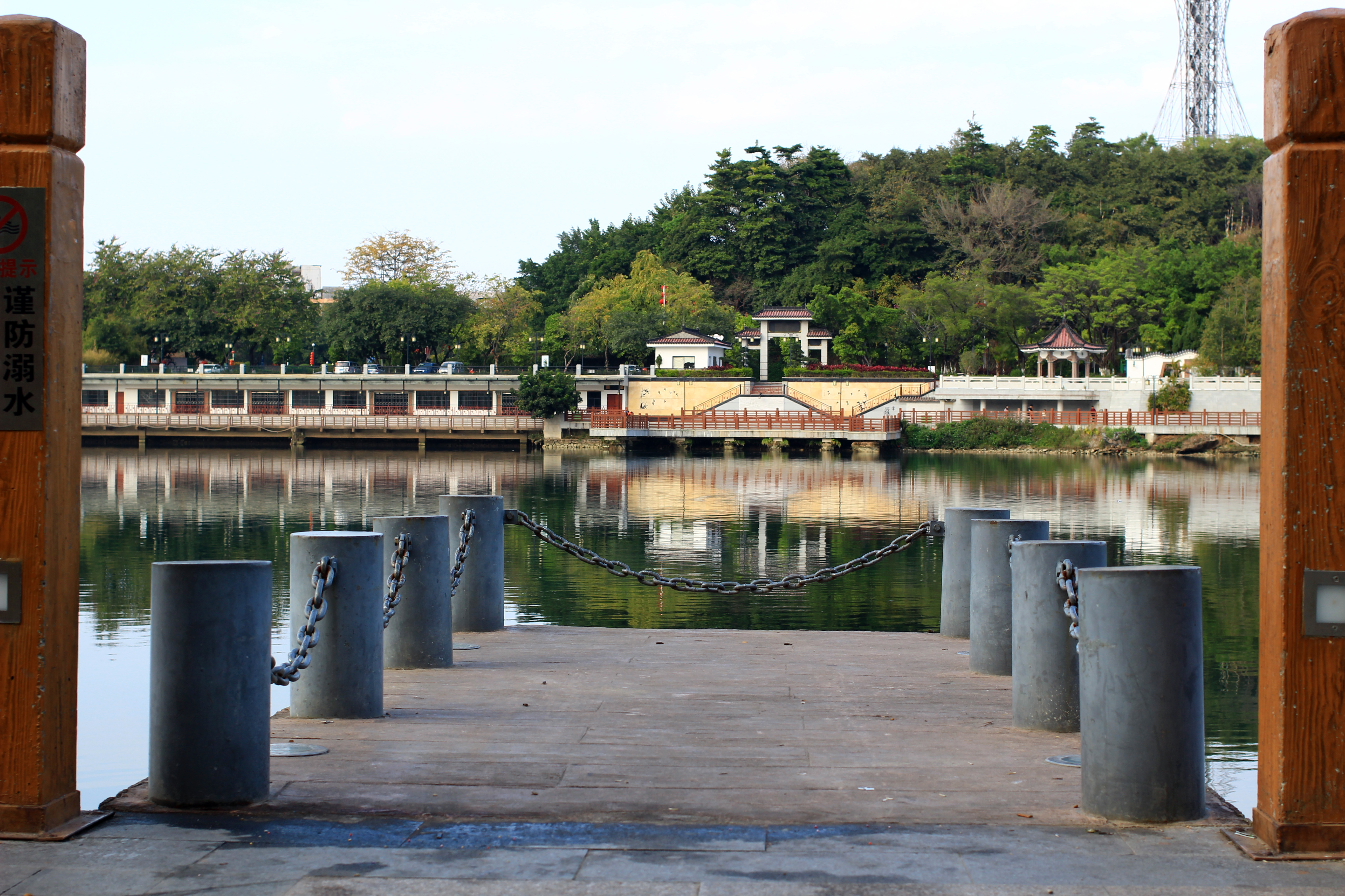水边的平台,走着走着突然没路了,是不是有点天涯海角的感觉?