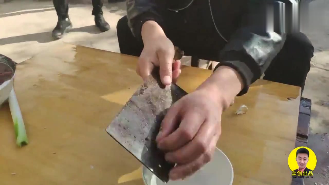 2020年的午餐(铁锅烧鲤鱼)欢乐农村,用这样的方法做鱼,就是香!