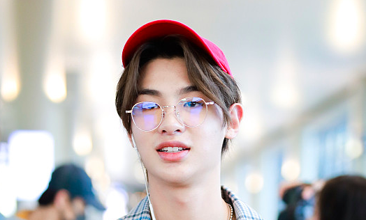 娱乐圈中的男明星,会唱歌的黄明昊,男子演唱组合nine percent成员