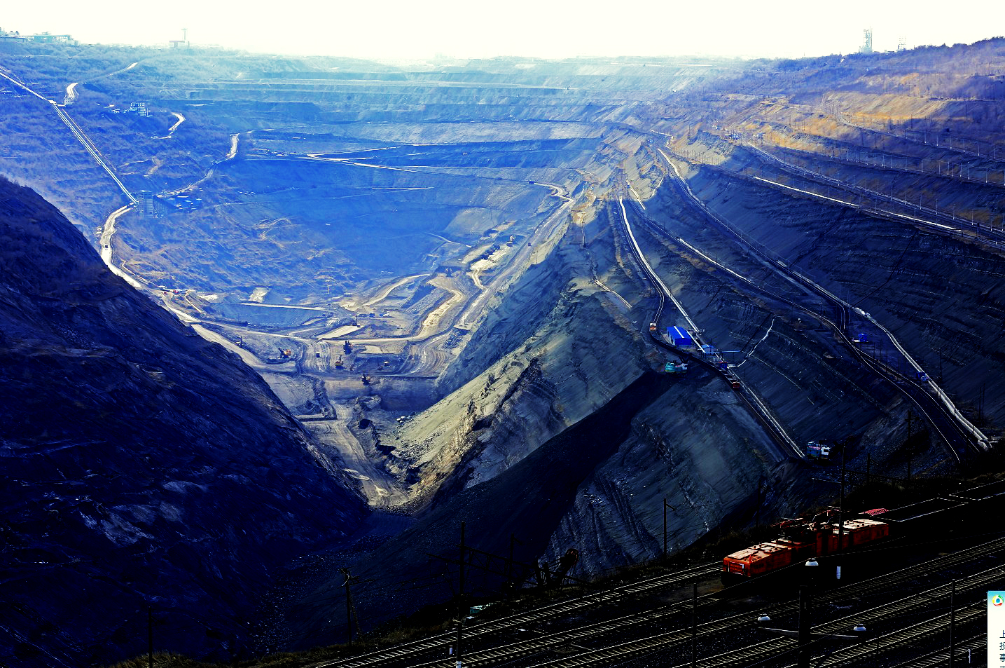亚洲最大的露天煤矿,年产煤炭260万吨,海拔-339米是中国最低点