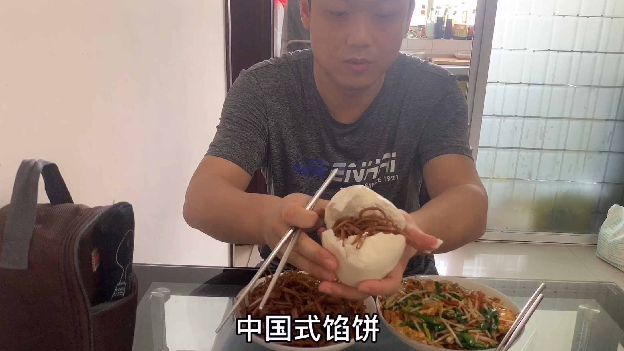一盘炒合菜,一盘辣炒疙瘩咸菜丝,夹到馒头里面吃,太香了