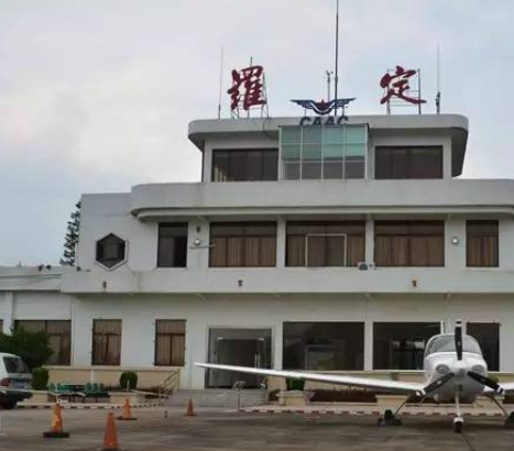 如今罗定机场,锈迹斑斑的铁门打开着,乌云之下,机场大楼与群山之间,是