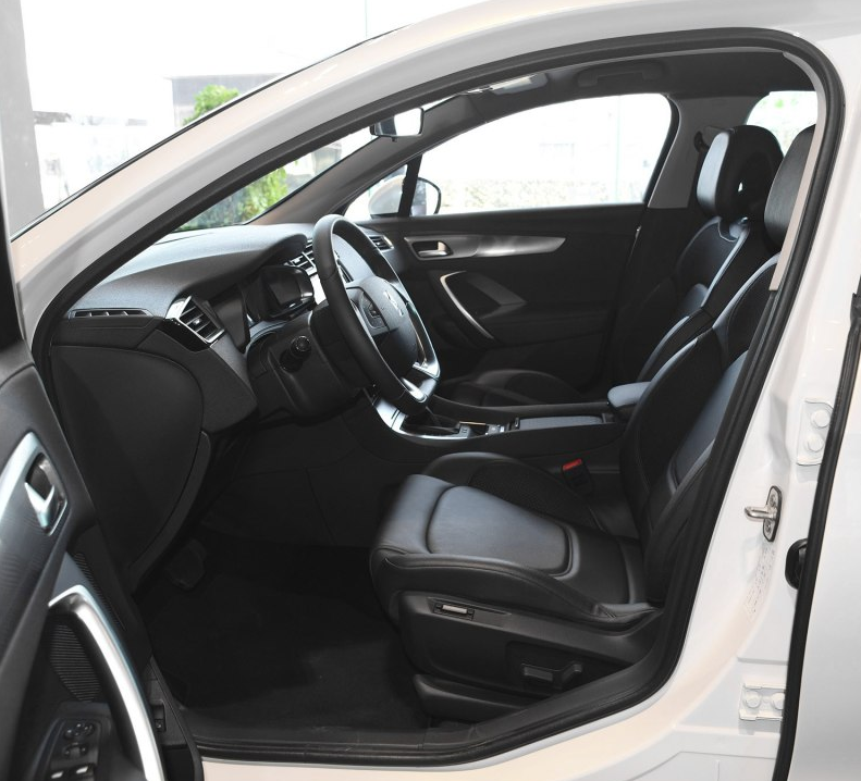 非常宽大的空间,这里说的空间包括座椅和储物空间,都非常满意,说白了