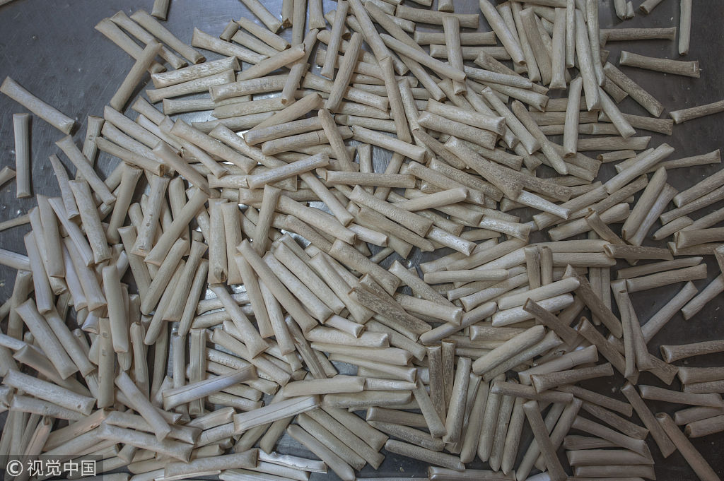 实拍浙江宁波葱管糖生产流程  手工制作供不应求