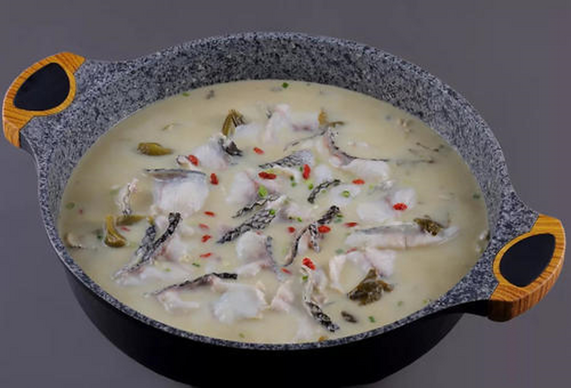 奶汤鱼皮,是江苏地区汉族传统名菜,属于苏菜系.