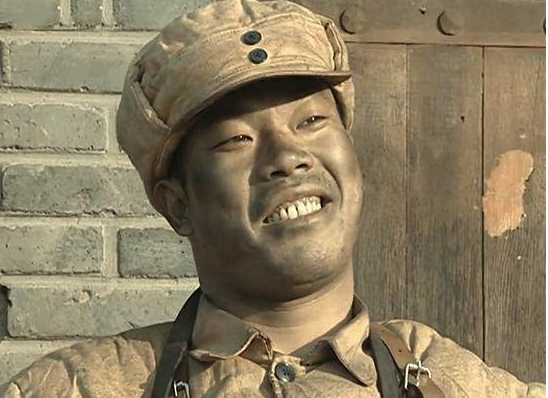 亮剑李粟五师是蓝军装,为何李云龙二师是黄军装,看完你就知道了