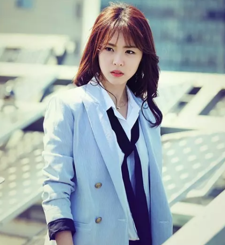 搜查1队队长金宇炫(苏志燮饰)带领下属柳江美(李妍熙饰),李泰均等人不