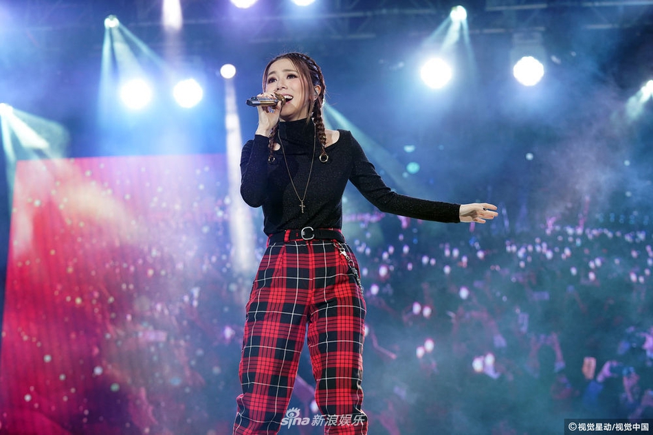 邓紫棋梳麻花辫化烟熏妆搞怪自拍 吐舌咬唇傲娇可爱