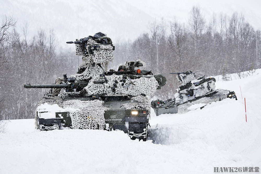 挪威cv9030步兵战车安装遥控武器站 宛如"多炮塔神教"附体
