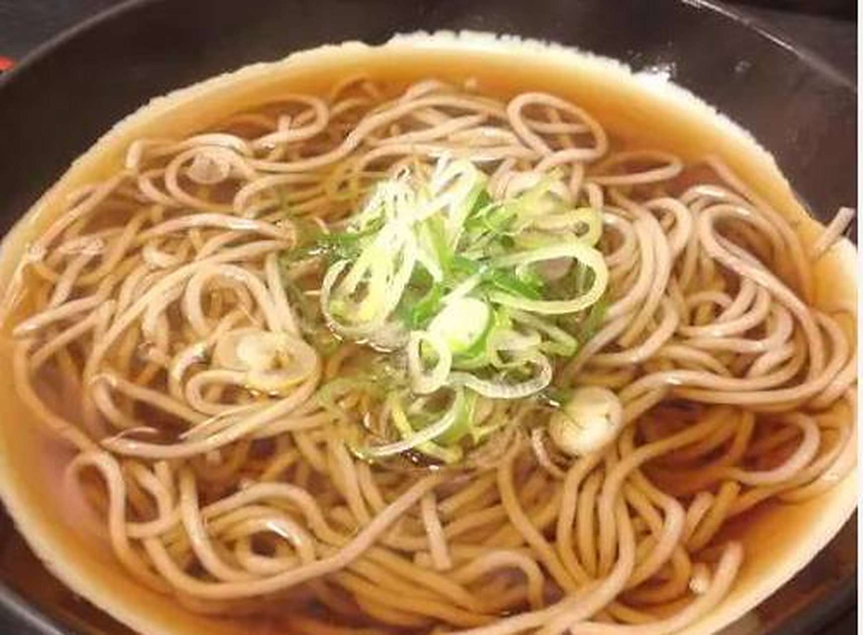 它是以绿豆掺少量精白面粉和面,经特制抿曲床压制而成.