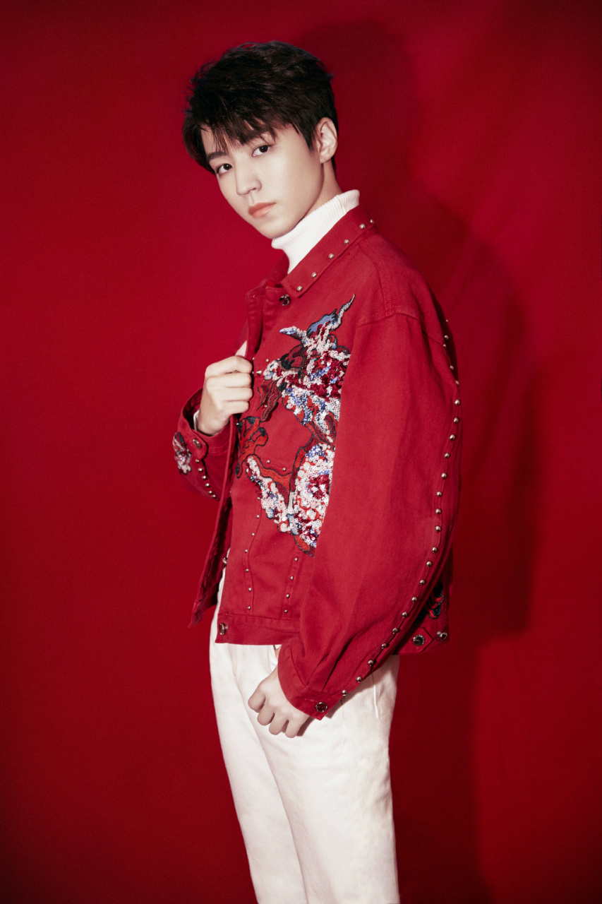 tam设计师特别设计定制的红色刺绣祥龙夹克,阳光少年气息十足,彰显