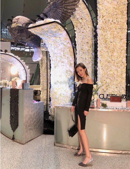 莉哥拍照为显腿长故意拉高裙子,网友:裙子敢不敢再短一点?