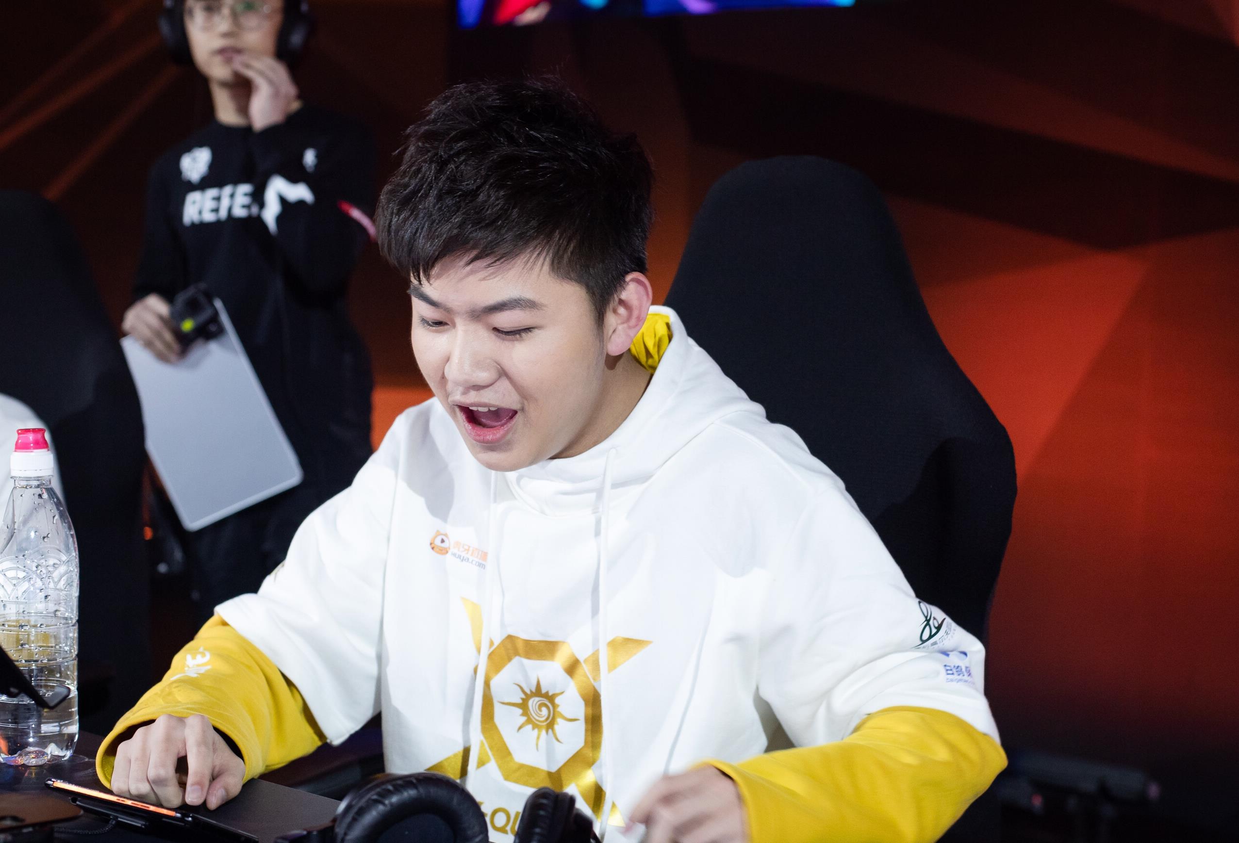 除了九尾一个人,xq的五名新人的出场不仅让我们看到了完美的配合,新锐