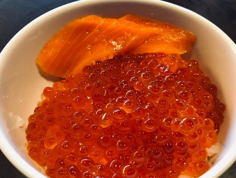 日本网友吃宾馆早餐时,发现鱼籽可以随便吃,先盛了一大碗