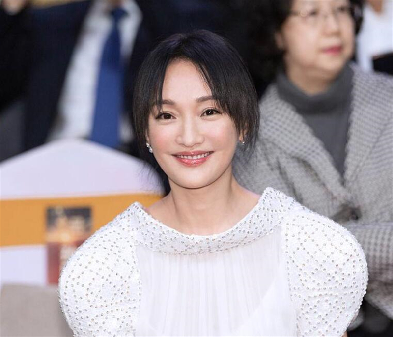 中分长刘海的周迅,显得乖巧柔和又不失优雅大方