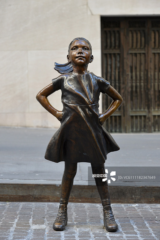 当地时间2018年12月18日,美国纽约曼哈顿,一座名为"无畏女孩"的青铜