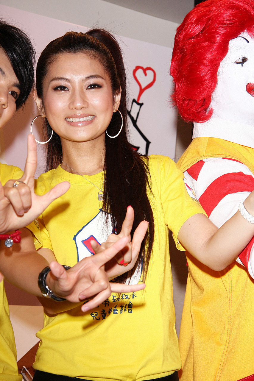 selina也是实打实的和他谈了三年的恋爱,好与不好的,都不应该从现在