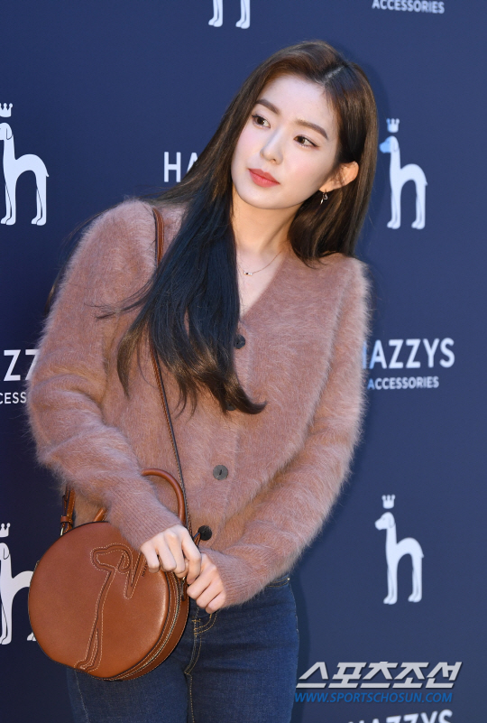 韩国女团red velvet成员irene出席活动:唇红齿白,肌肤白皙透亮