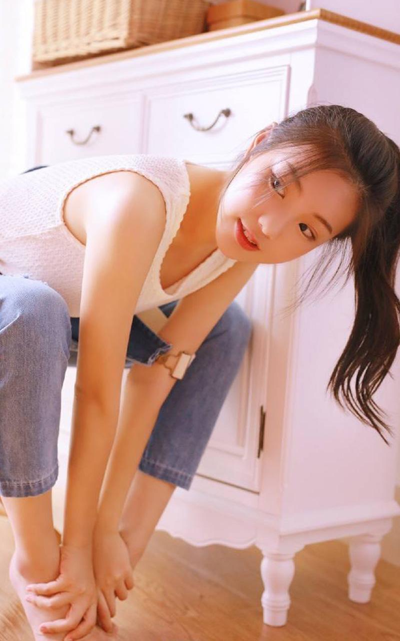 艺术摄影:室内长腿美女性感写真,别样年华