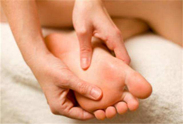 手心脚心总是很热,尤其在晚上,到底是怎么回事?