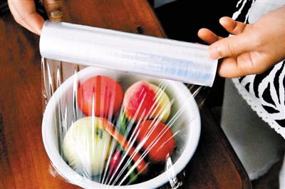 用保鲜膜包裹家中的遥控器,保护其寿命