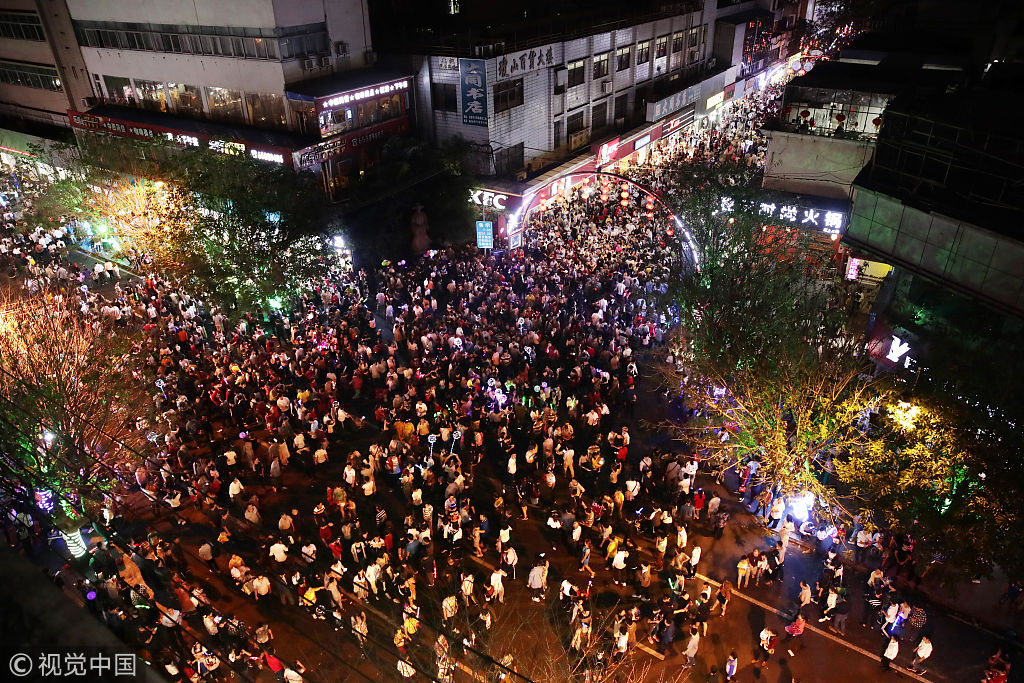 海南海口市民街头闹元宵 人山人海