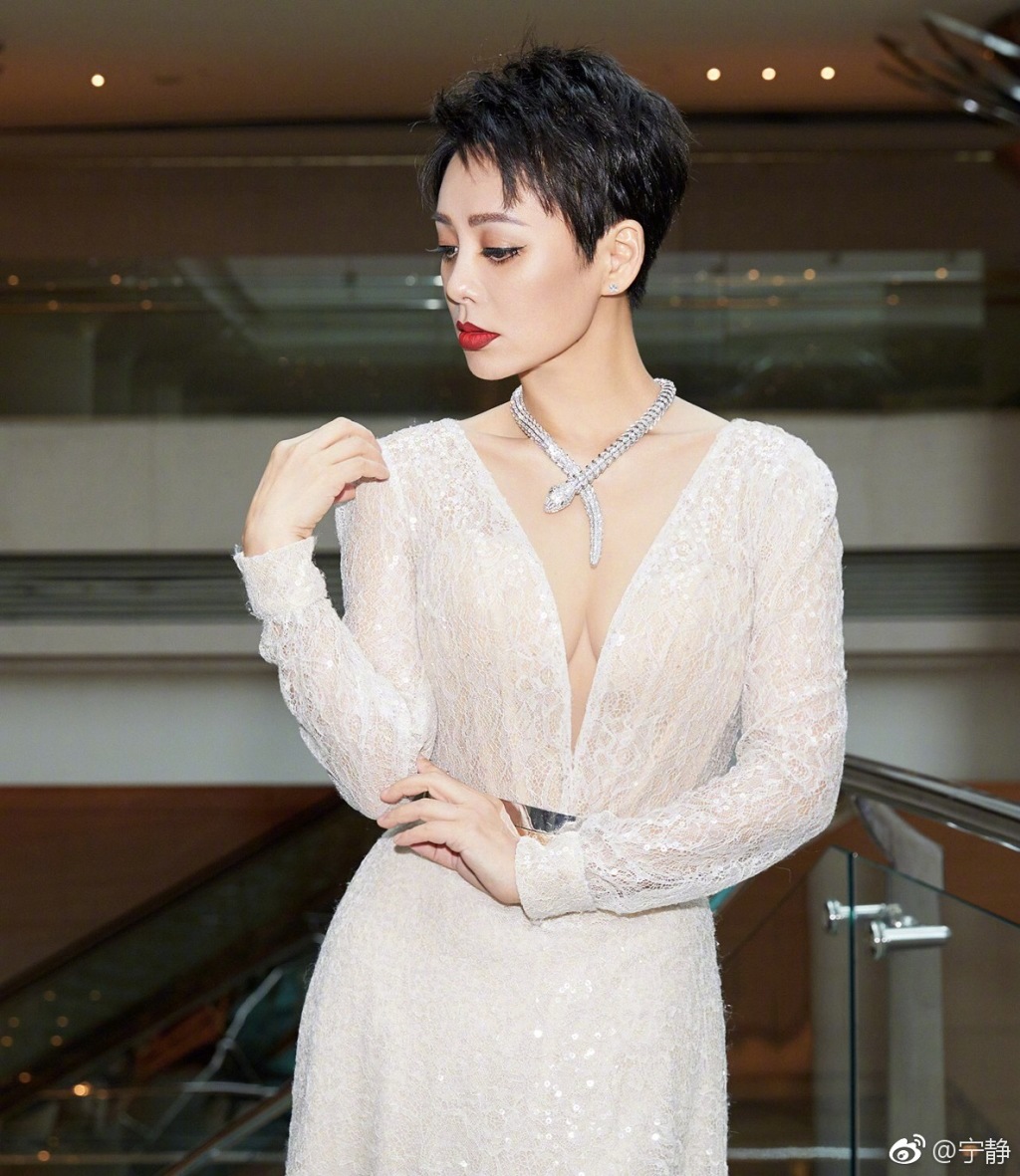 宁静怒怼某演员耍大牌,为成名诋毁老戏骨,于正暴露该演员身份