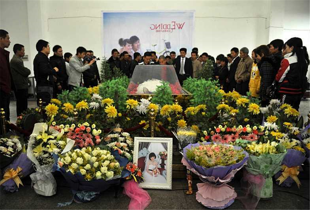 镜头下:一场火葬场的婚礼,感动了千万中国人!