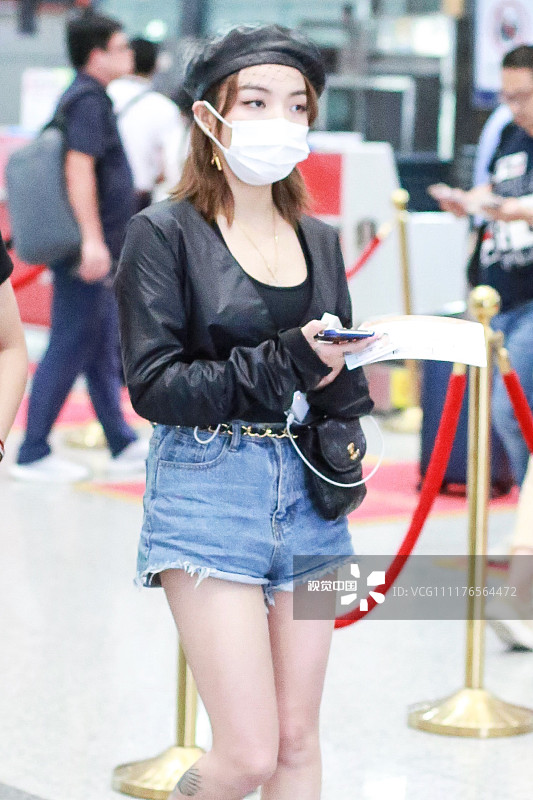 北京,《中国有嘻哈》歌手vava亮相机场,她身穿牛仔短裤大秀美腿,口罩