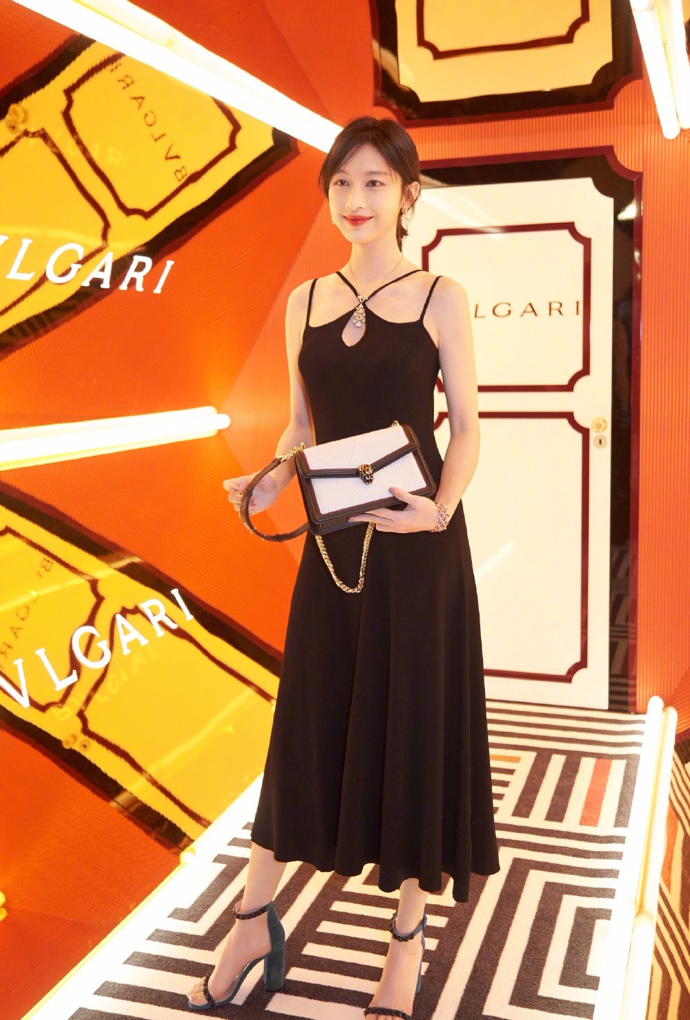 张俪修身小短裙大方秀美腿,坐下来姿势亮了,幸好手捂着