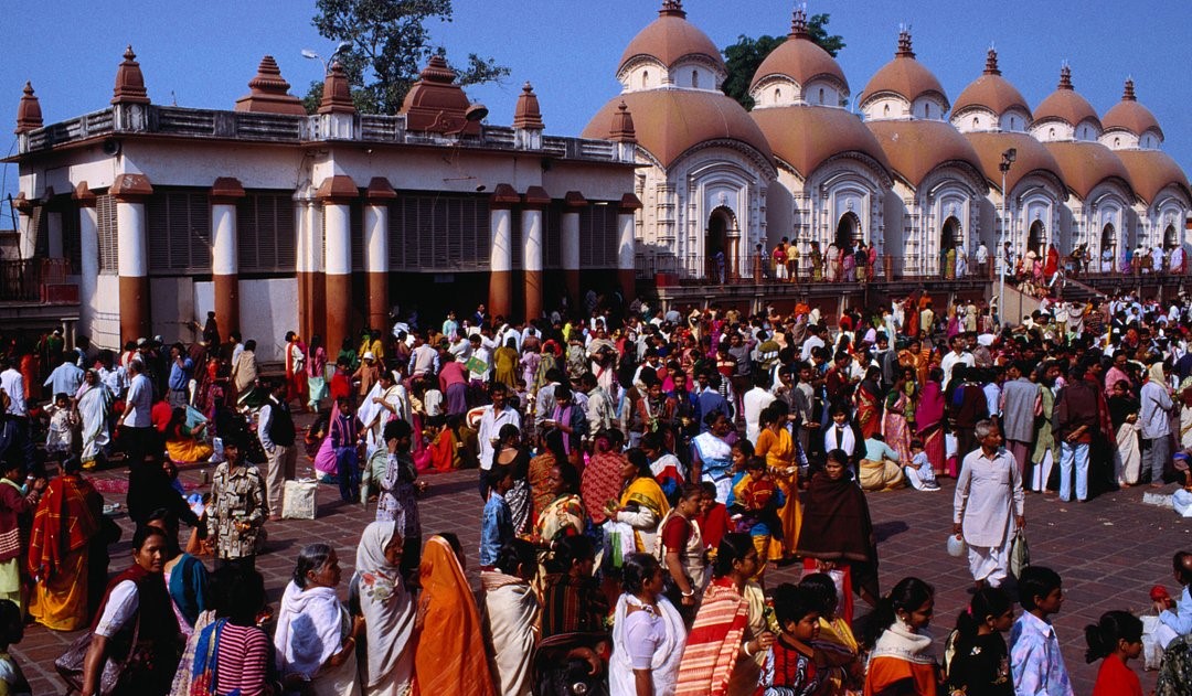 印度加尔各答市,穷人在清晨五六度的街头,洗冷水澡?
