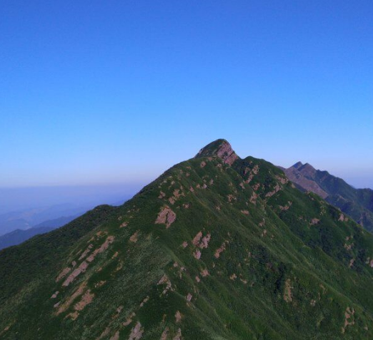 广西防城港十万大山,巍巍青山,峰峦叠翠,如一幅壮美的画卷