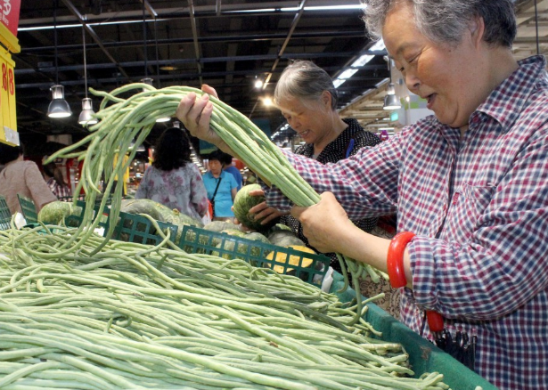 城里老人超市买菜,选菜很长时间.