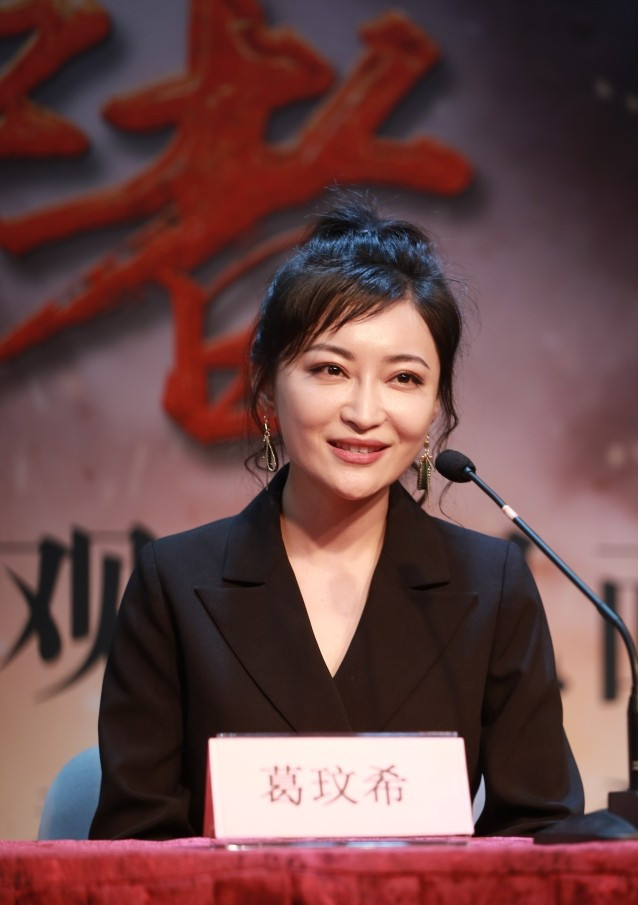2011年7月,葛玟希与陶飞霏搭档主演了陈健执导的近代革命剧《伏弩》