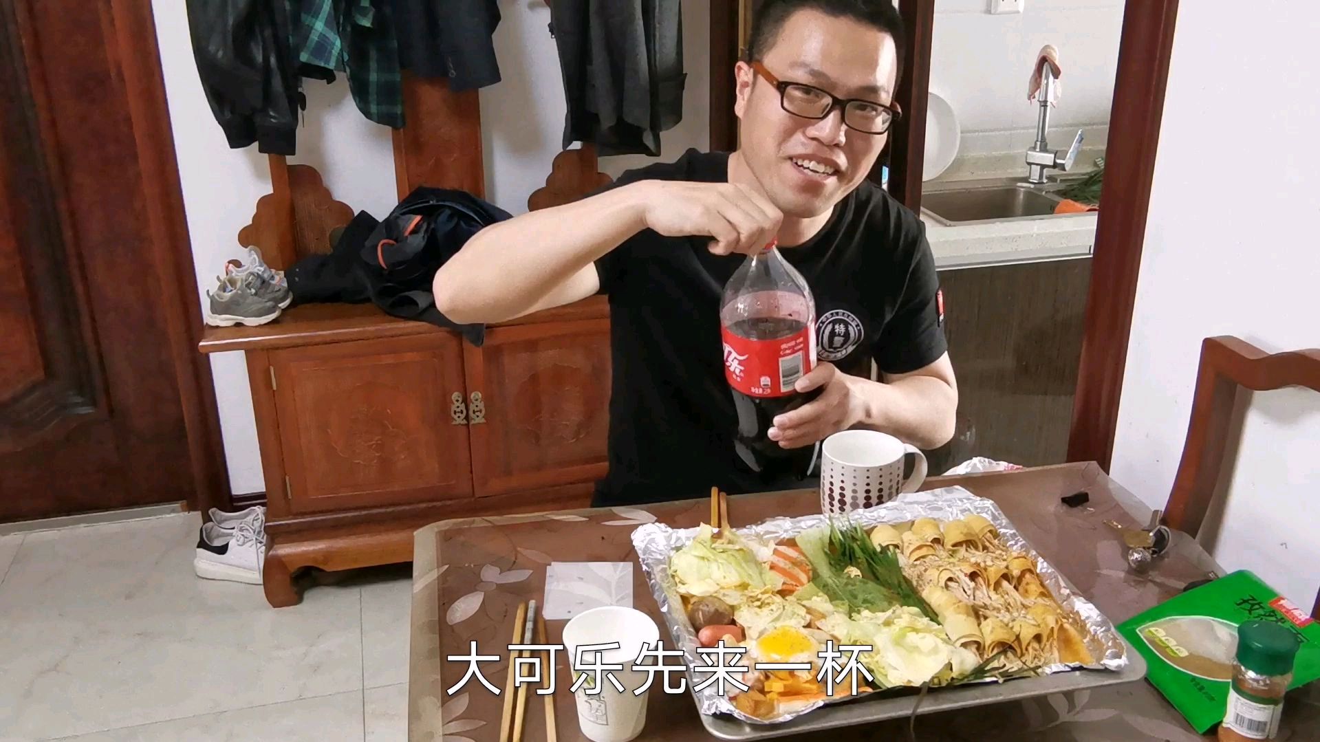 乐乐今天做烤箱版烧烤,豆皮金针菇,鱼豆腐等什么都有,过瘾了